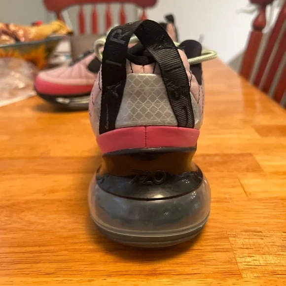 NIKE Wmns size 6 Mx-720-818 'iced Lilac Cosmic Fuchsia - Picture 3 of 6